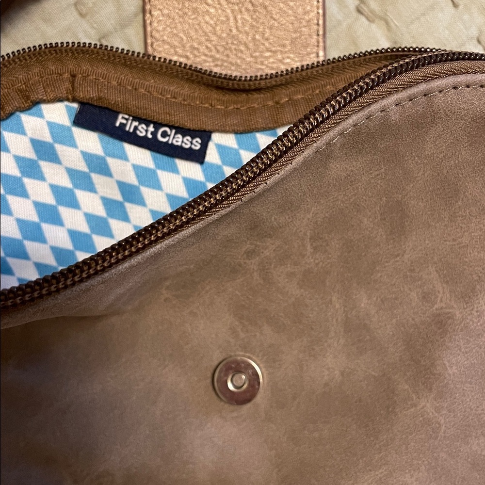 New Lufthansa Heart-Shaped Brown Crossbody Bag with Rose Gold Accents - Picture 3 of 4